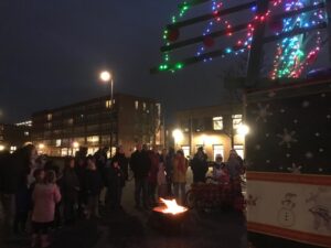 Kerstboom G-buurt ‘aangestoken’