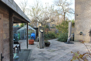 Een ruim huis met een ruime tuin